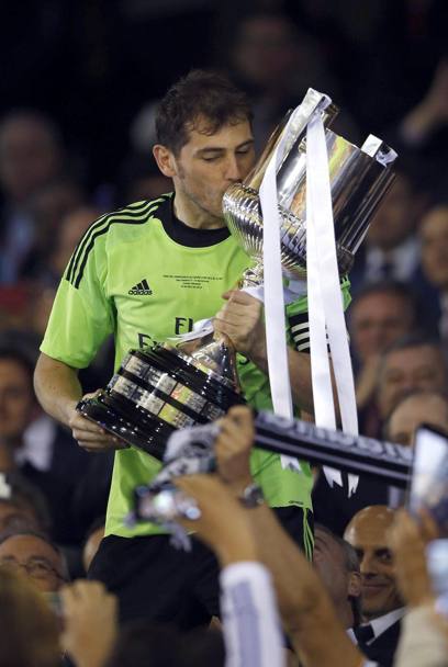 Casillas bacia la Coppa. Epa